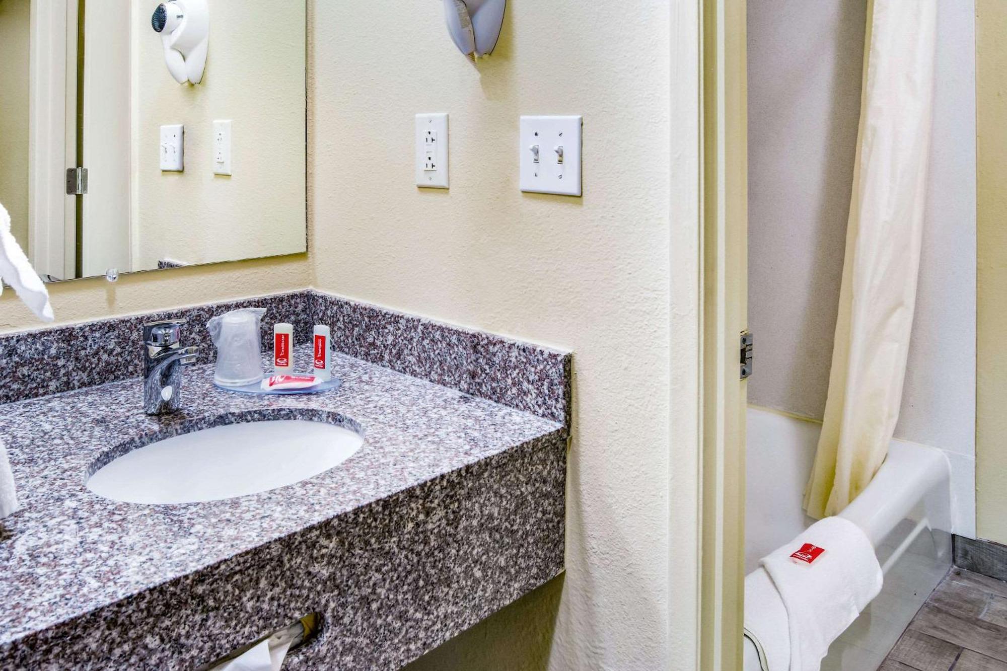 Queen Room with Two Queen Beds with Ocean View - Non Smoking