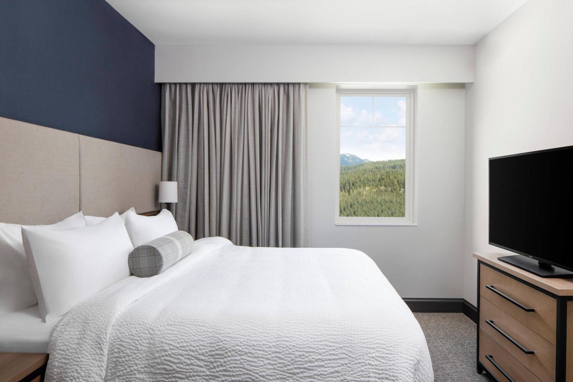 1 Bedroom Suite, 1 King, Balcony