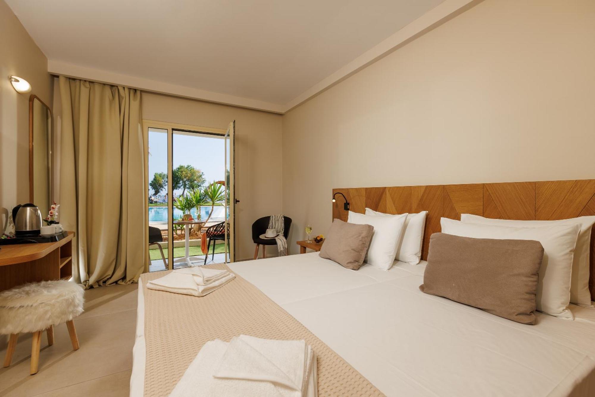 Chambre Double ou Lits Jumeaux Supérieure - Vue sur Piscine