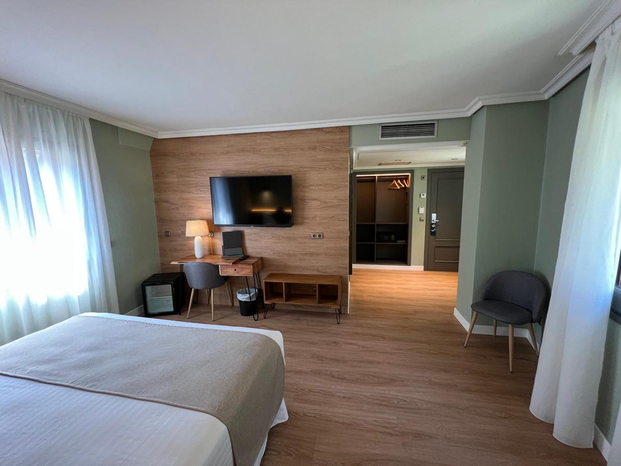 Double Room,1556356630:JPEG
