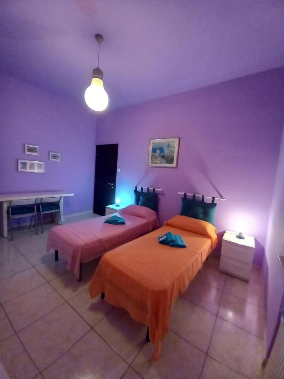 Zimmer mit Queensize-Bett und Gemeinschaftsbad