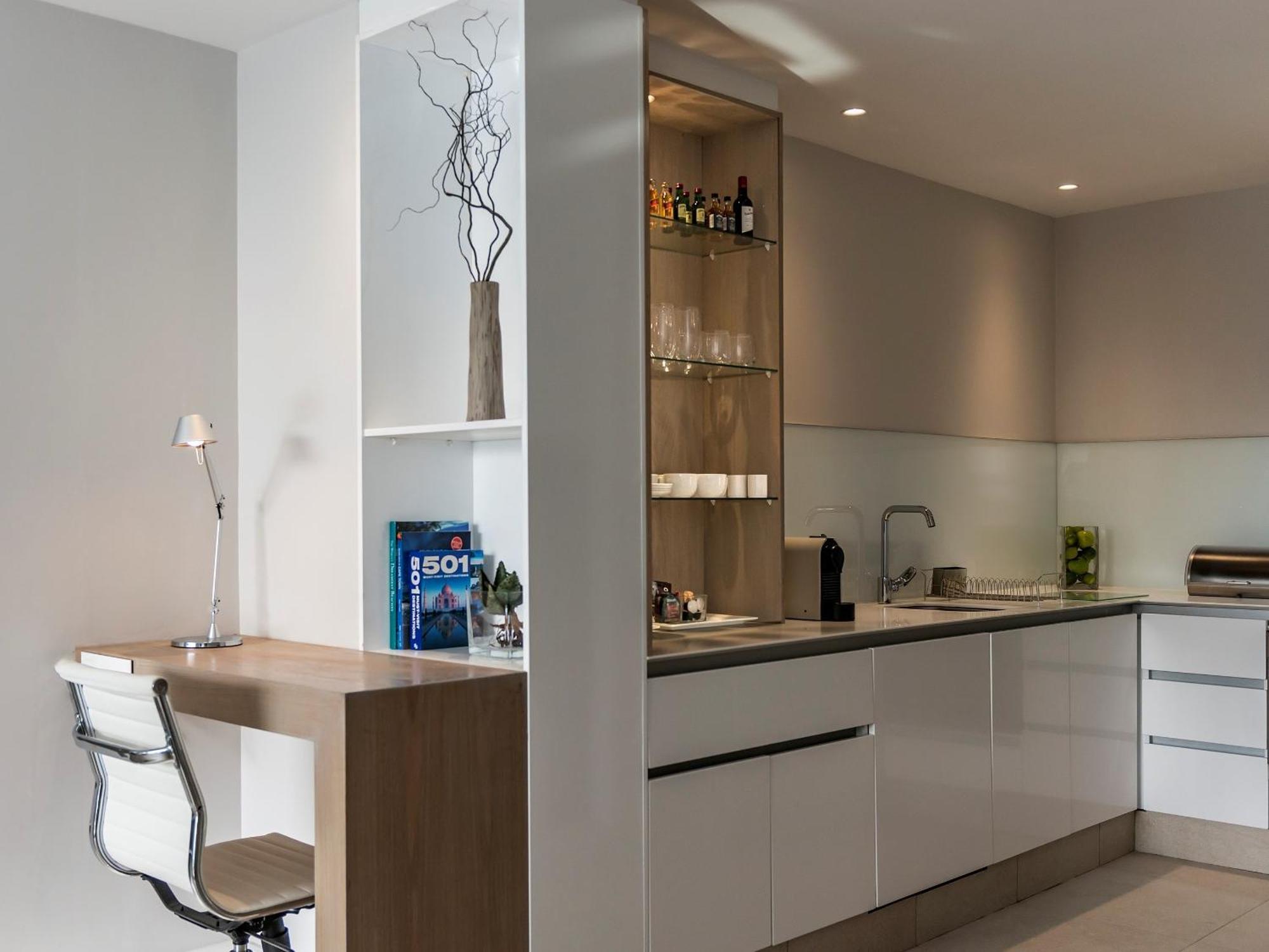 Penthouse Suite met 1 Slaapkamer en Uitzicht op het Zwembad en de Zee