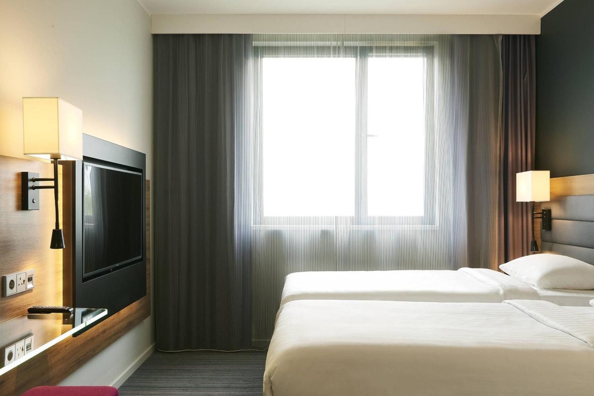 Zweibettzimmer Moxy Sleeper mit 2 Einzelbetten