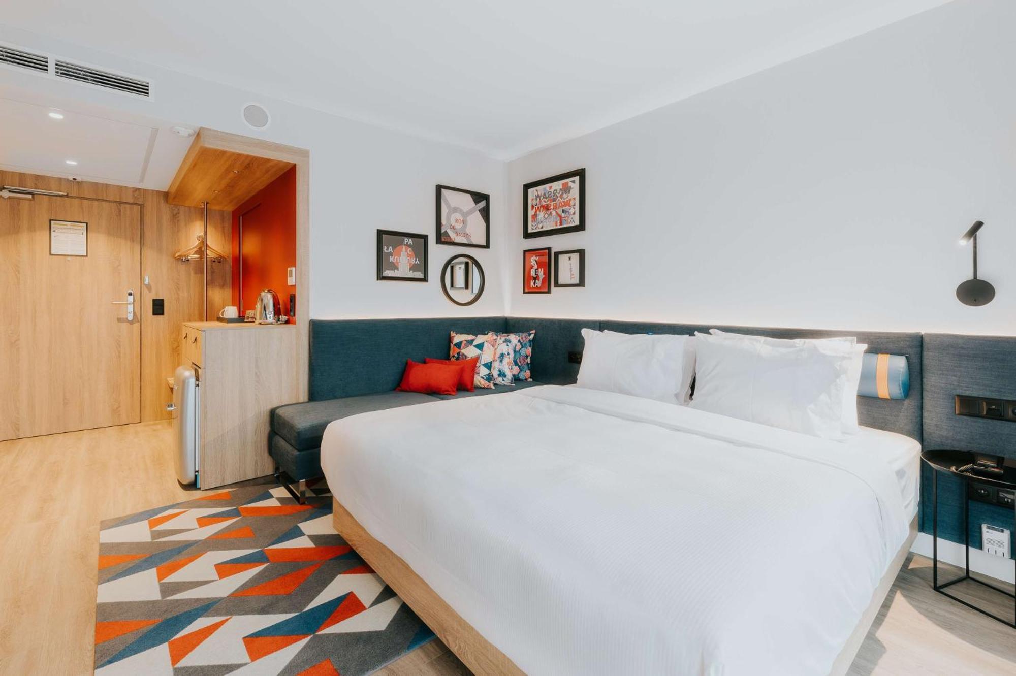 Habitación con cama extragrande.