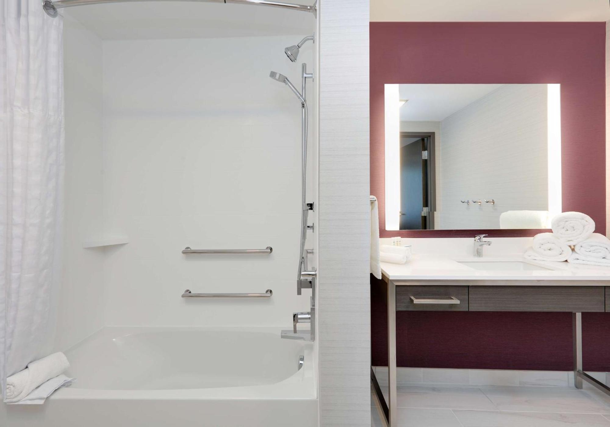Queen Suite with Bath Tub - Mobility Access/Non-Smoking