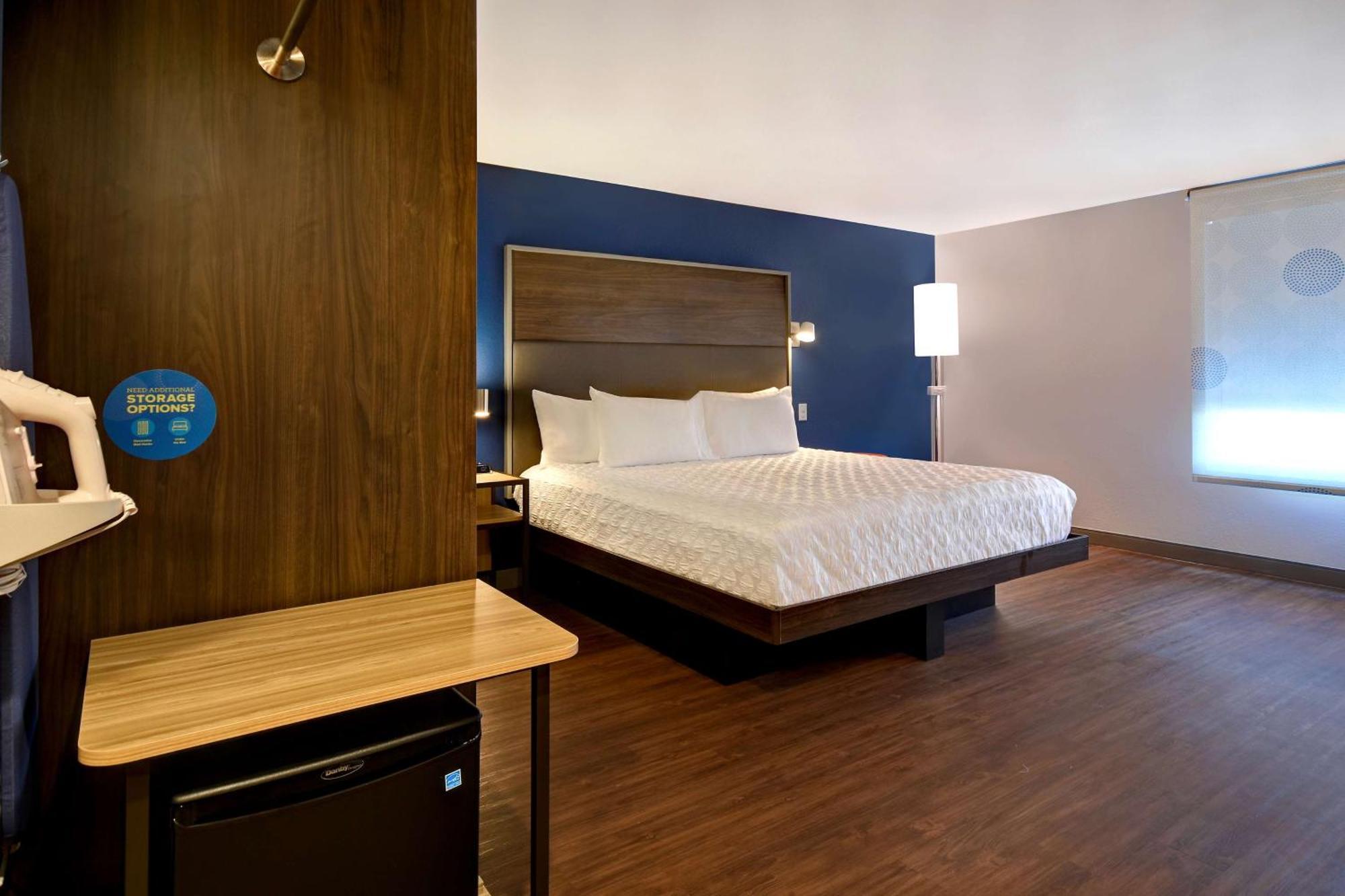King Room with Bath Tub - Mobility Access
