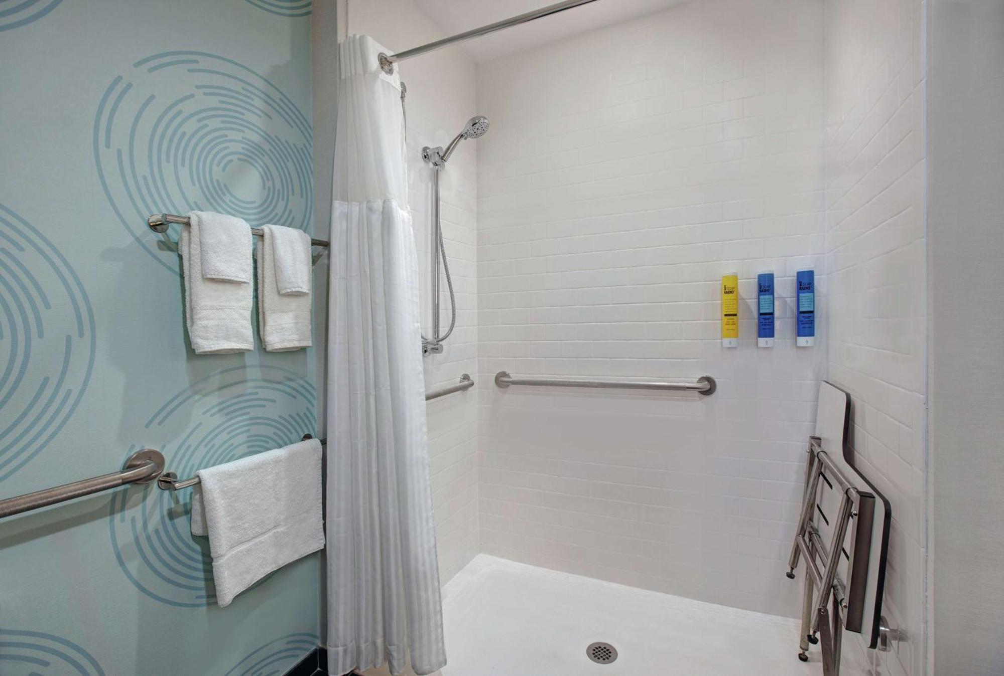Queen Room with Two Queen Beds and Roll-In Shower - Mobility Access