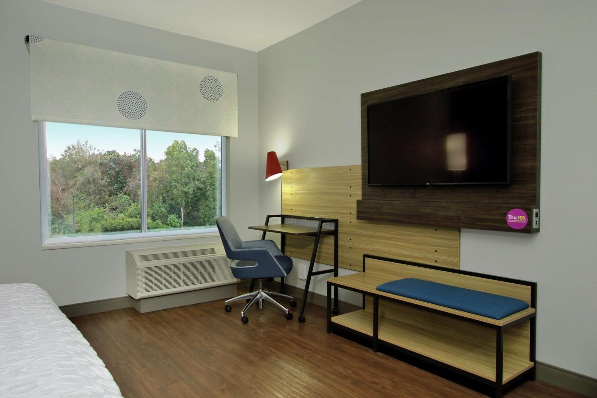 King Room with Accessible Tub - Mobility Access