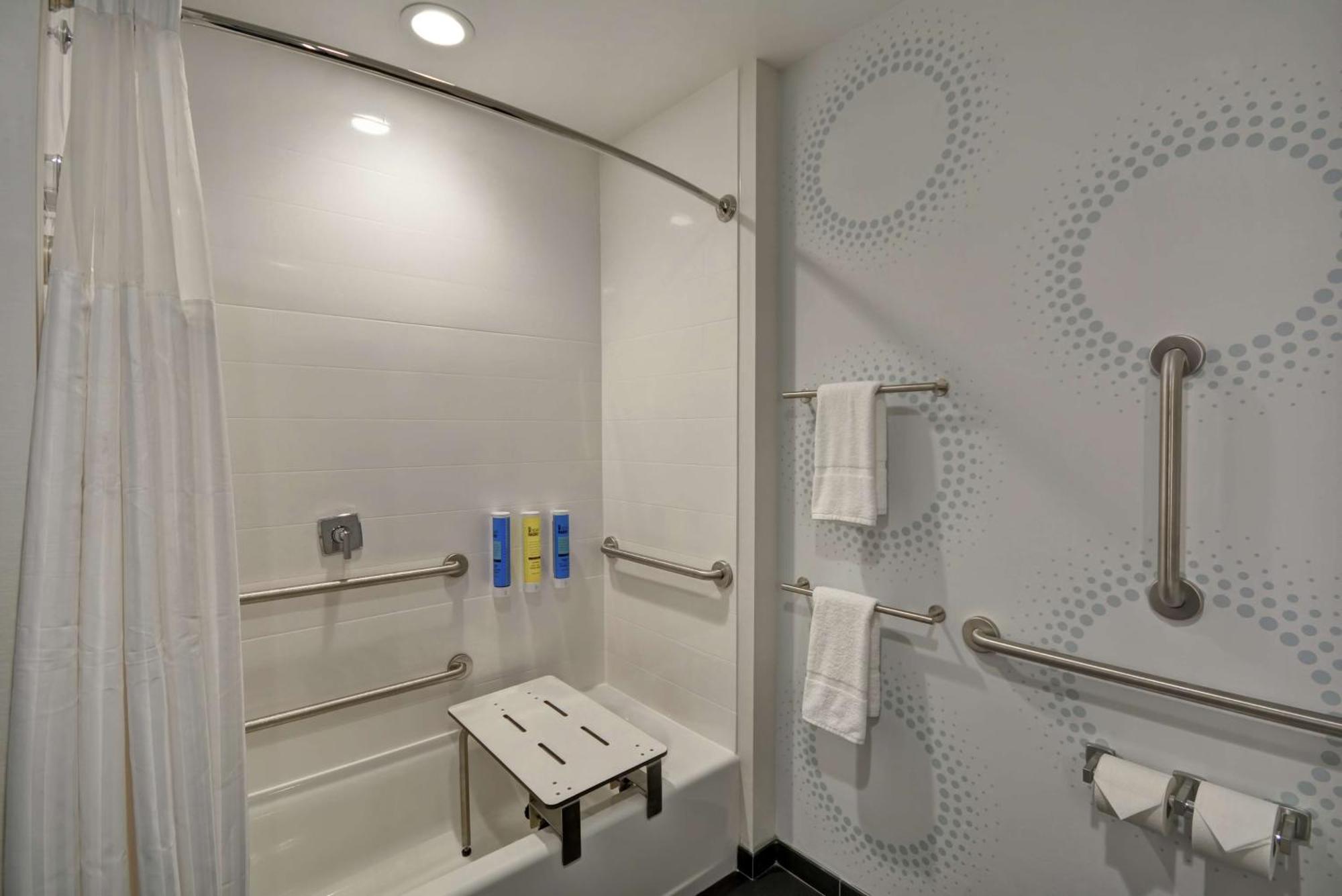 King Room with Bath Tub - Mobility and Hearing Access