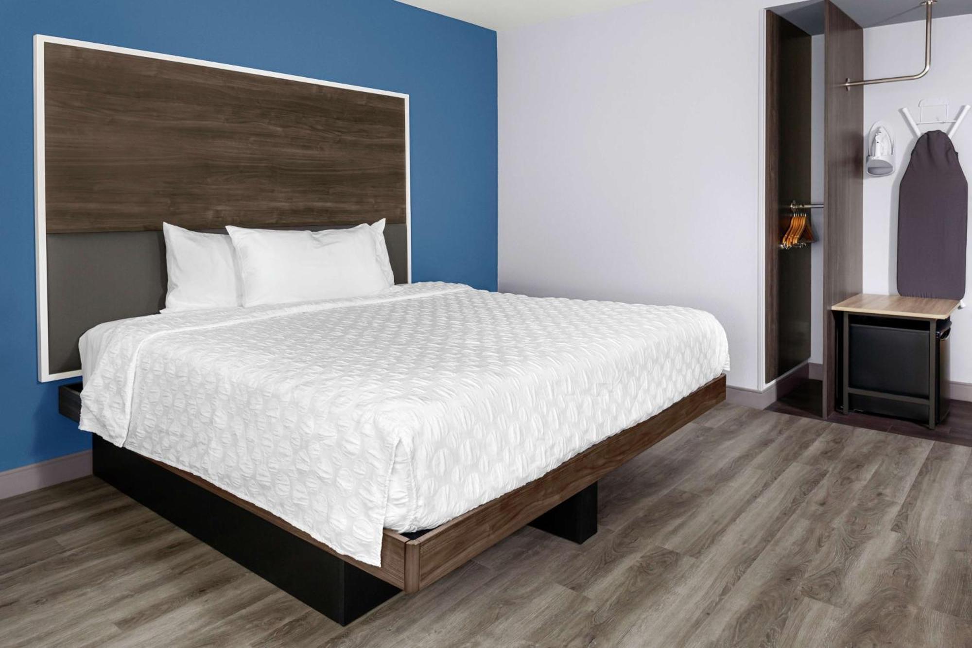 King Room with Accessible Tub - Mobility Access