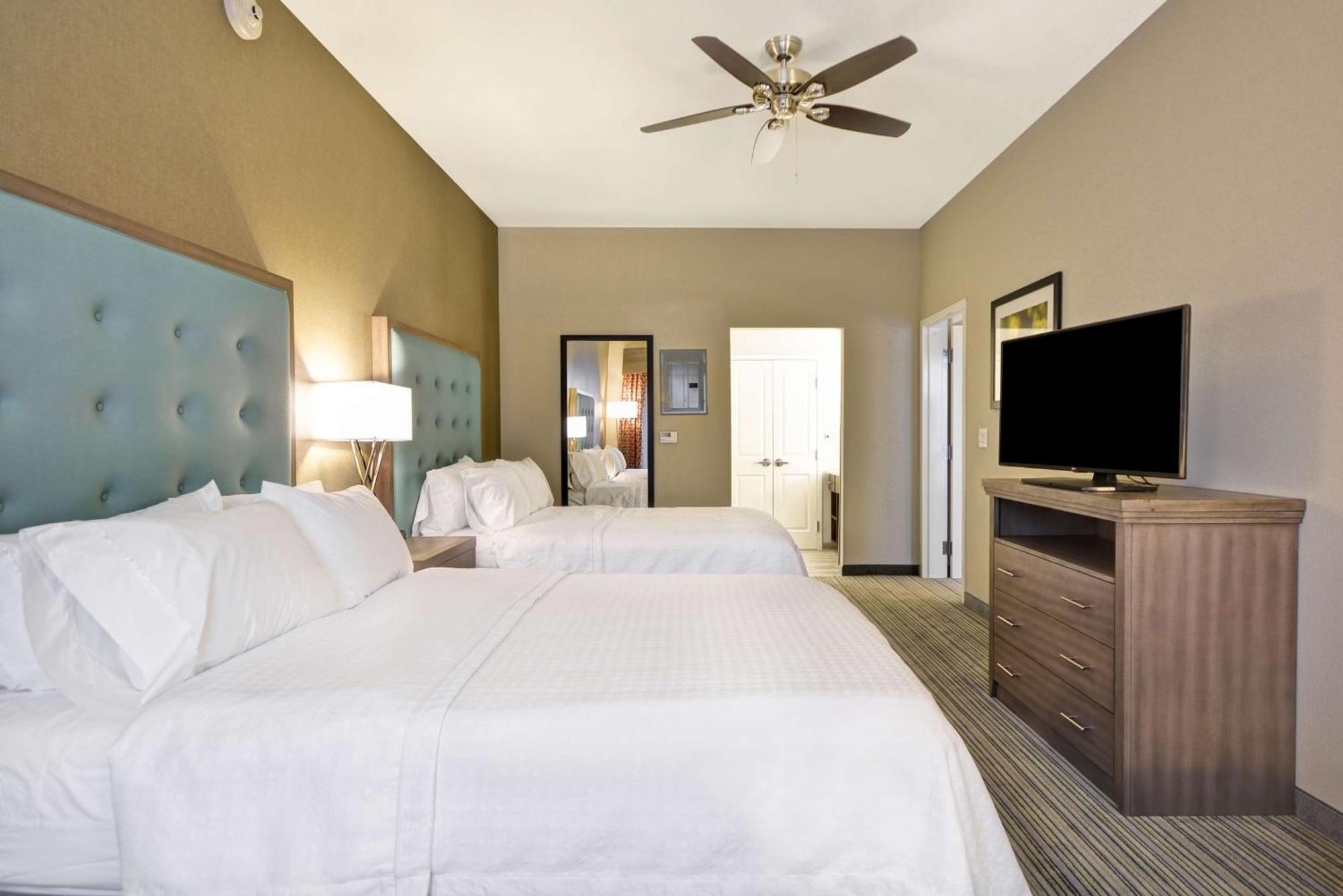 One-Bedroom Queen Suite with Two Queen Beds - Non-Smoking