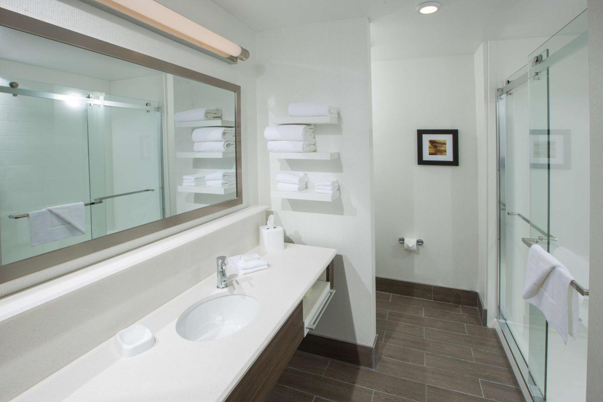 King Room - Hearing Accessible/Non-Smoking