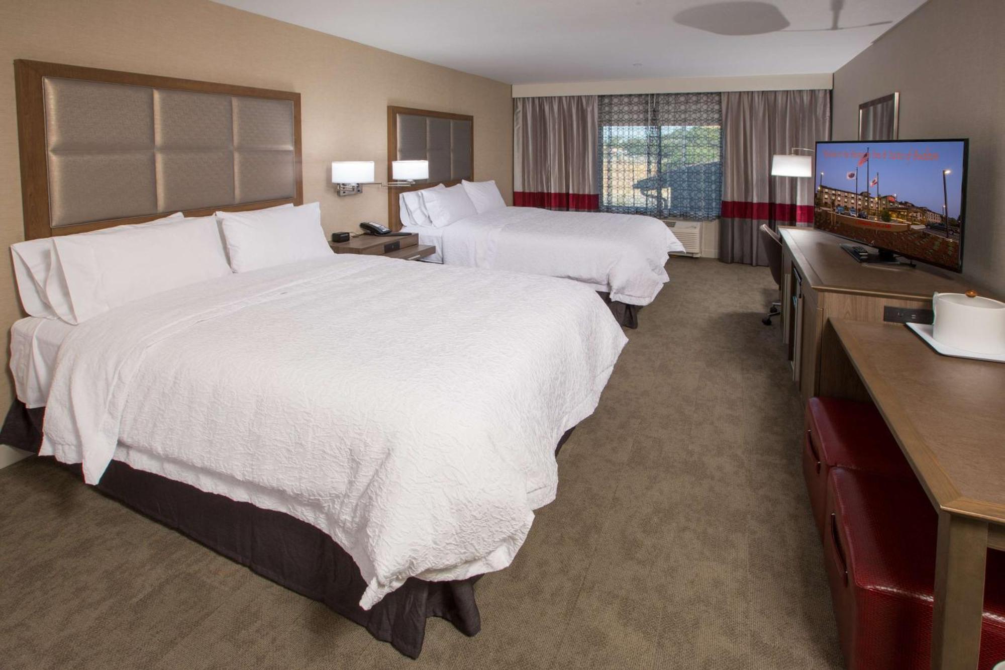 Queen Room Two Queen Beds Mountain View Non-Smoking,1557388528:JPEG