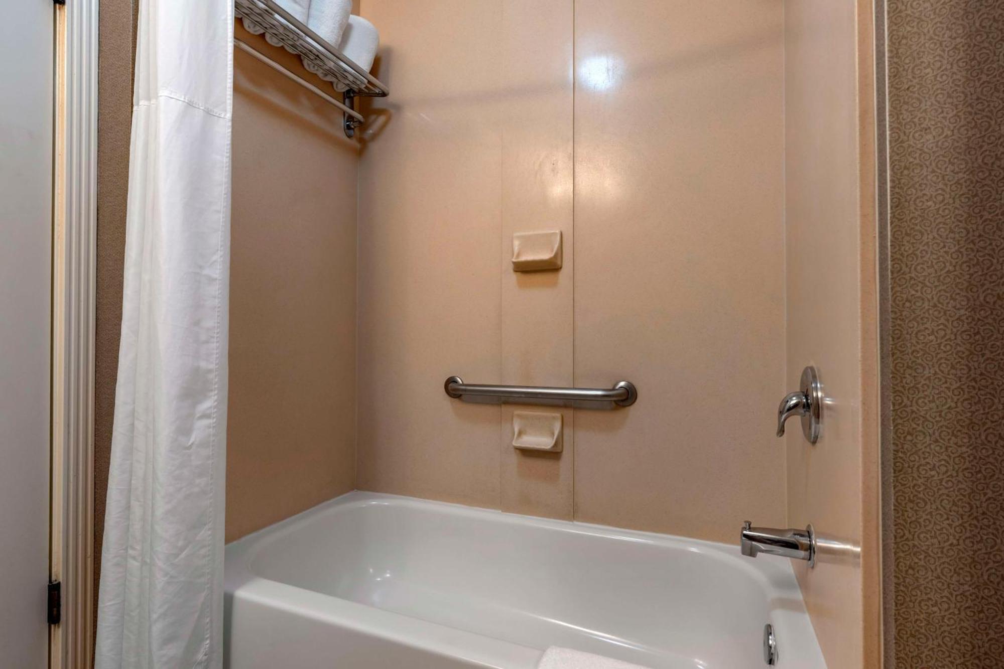 King Room with Balcony - Non-Smoking