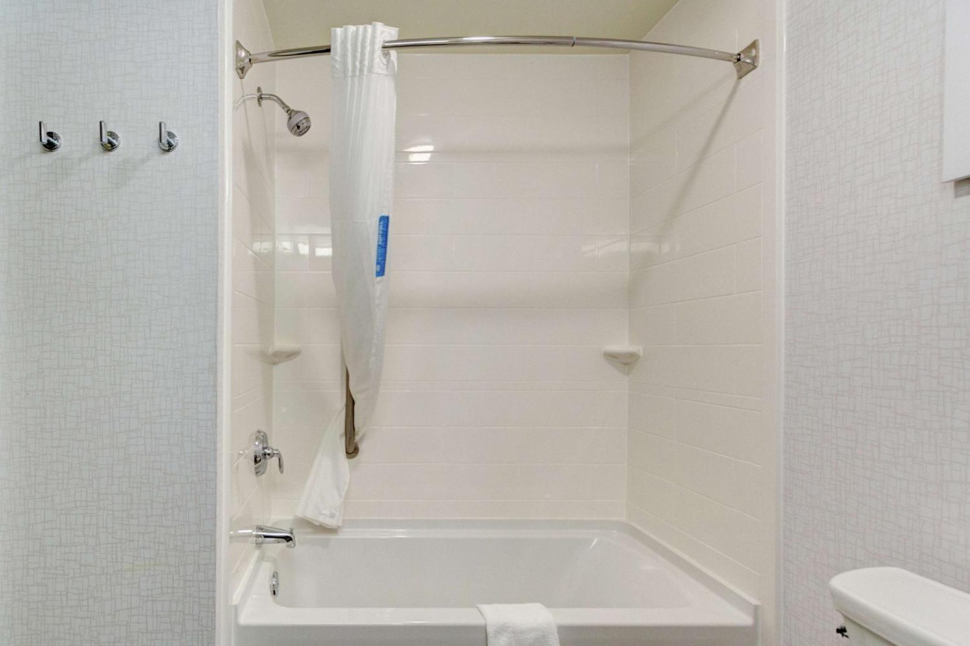 Queen Room with Bath Tub - Non-Smoking