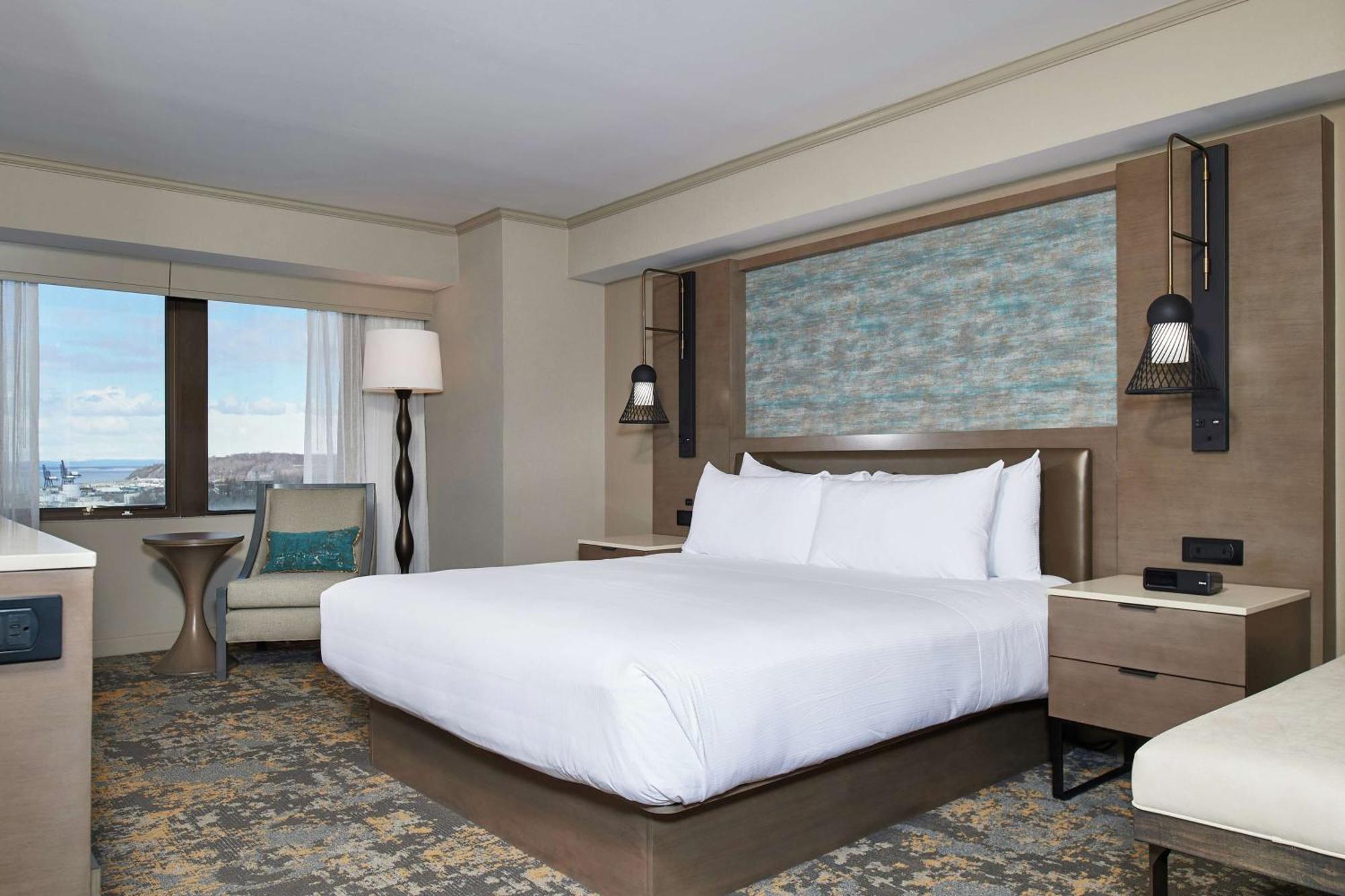 King Room with Roll-In Shower - Mobility and Hearing Access,1557828331:JPEG