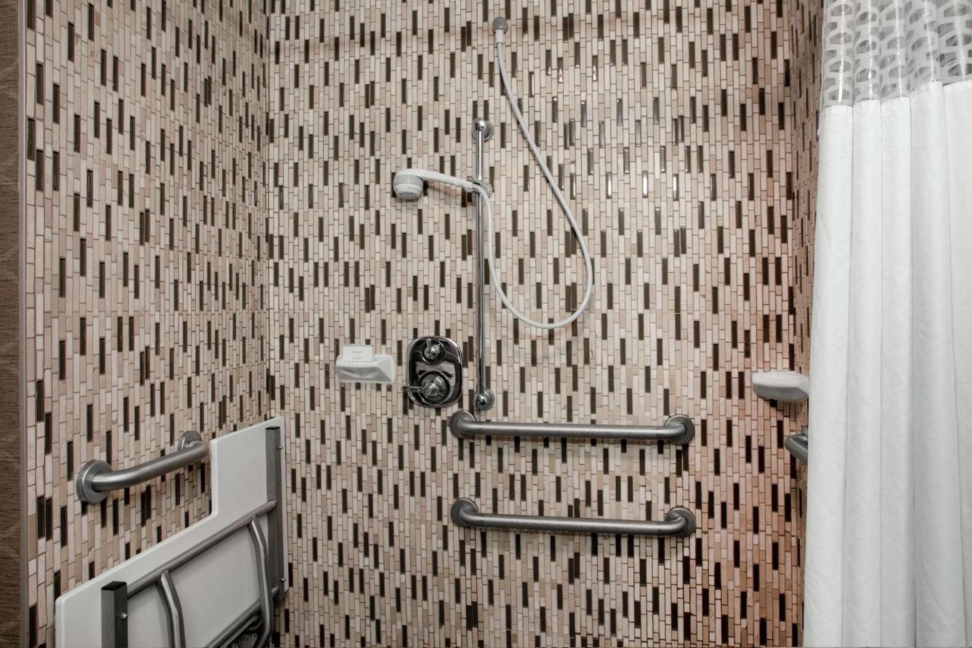King Room - Hearing Access/Non-Smoking