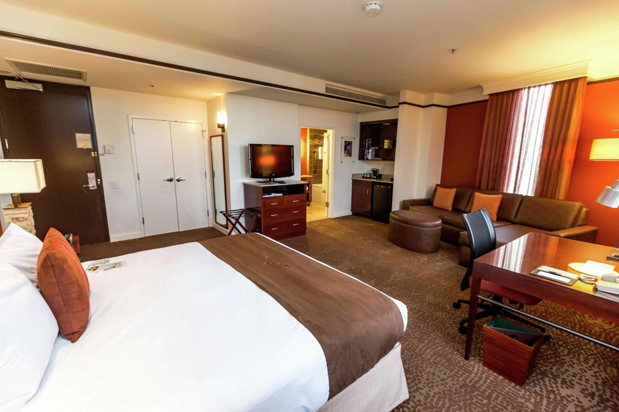 Quarto com Cama King-size e Sofá-cama