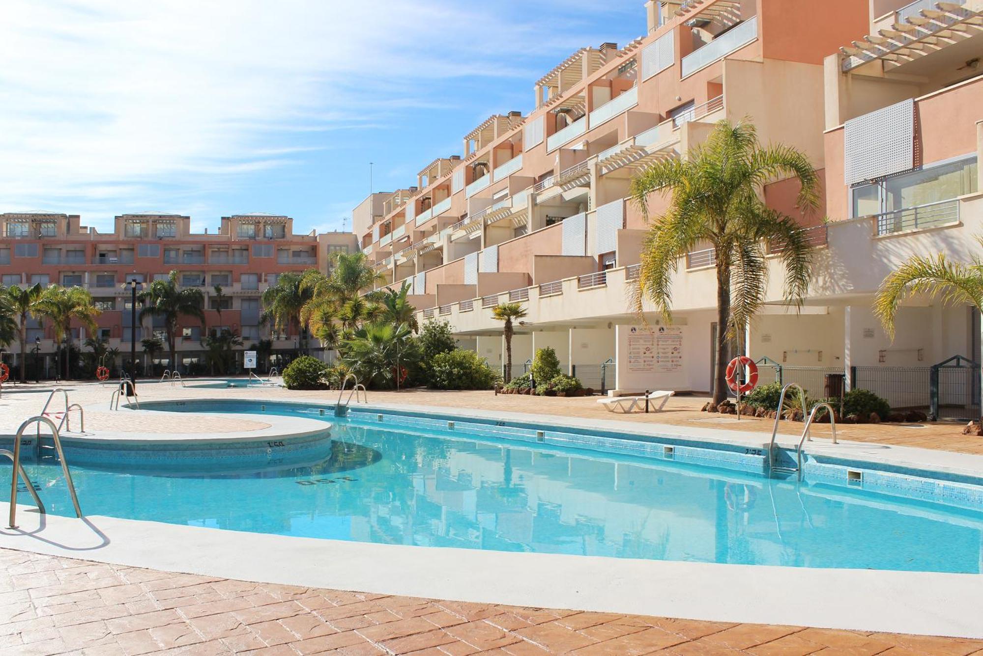 Apartamento de 2 dormitorios con terraza y vistas a la piscina