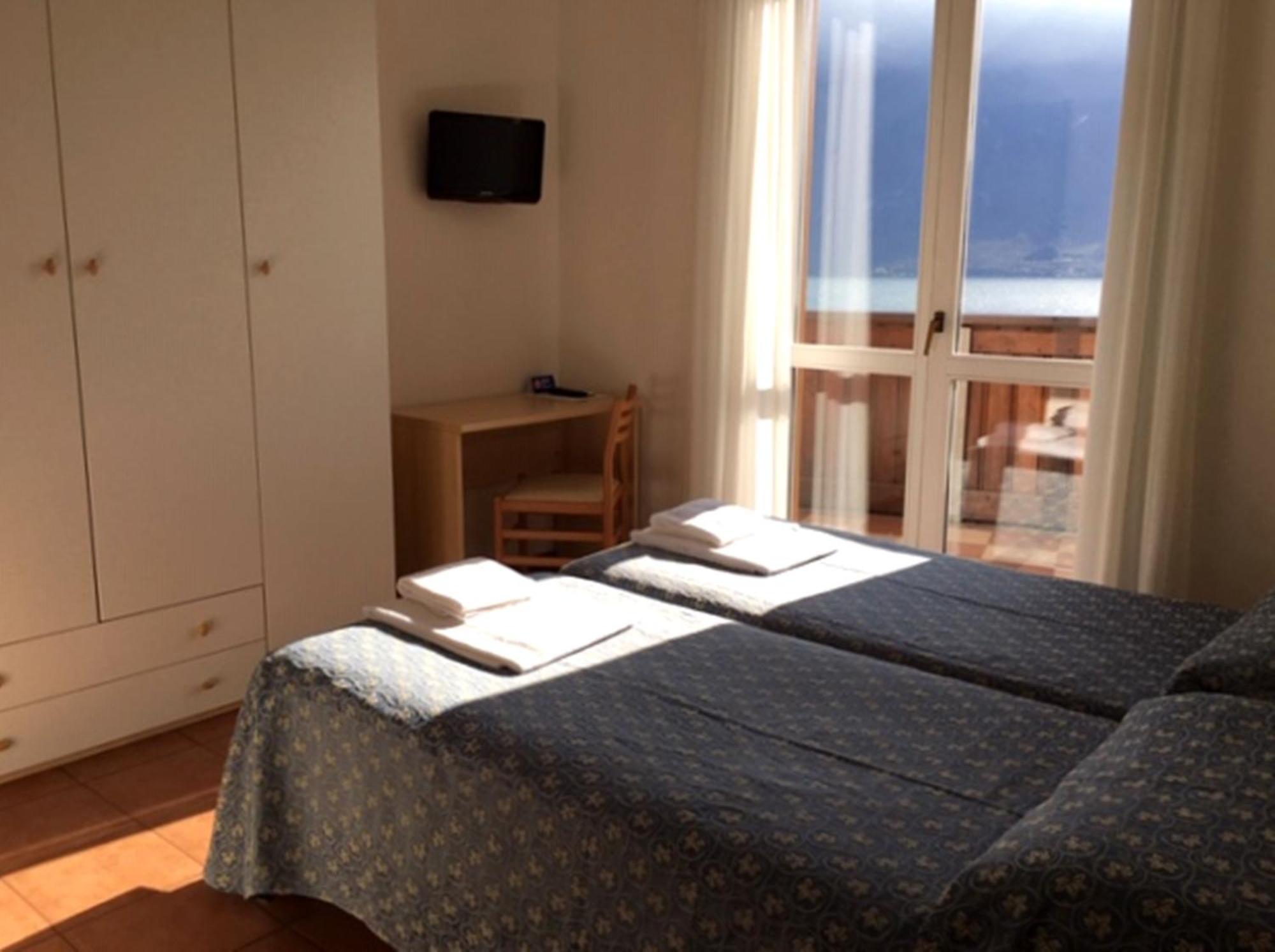 Tweepersoonskamer met 1 of 2 Bedden en Uitzicht op het Meer.