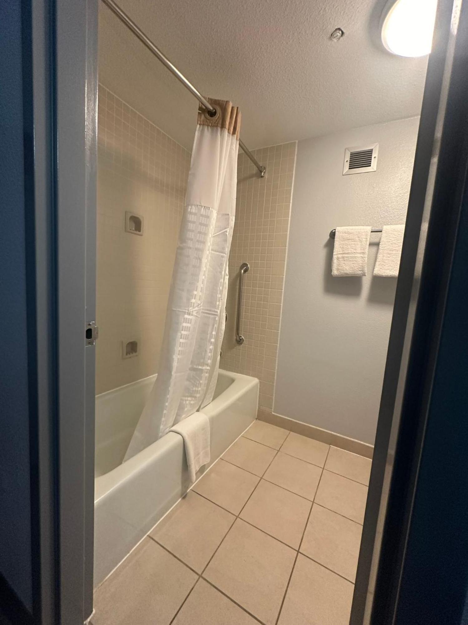 Chambre Lit King-Size pour Personnes à Mobilité Réduite - Baignoire avec Barres d’Appui - Non-Fumeurs