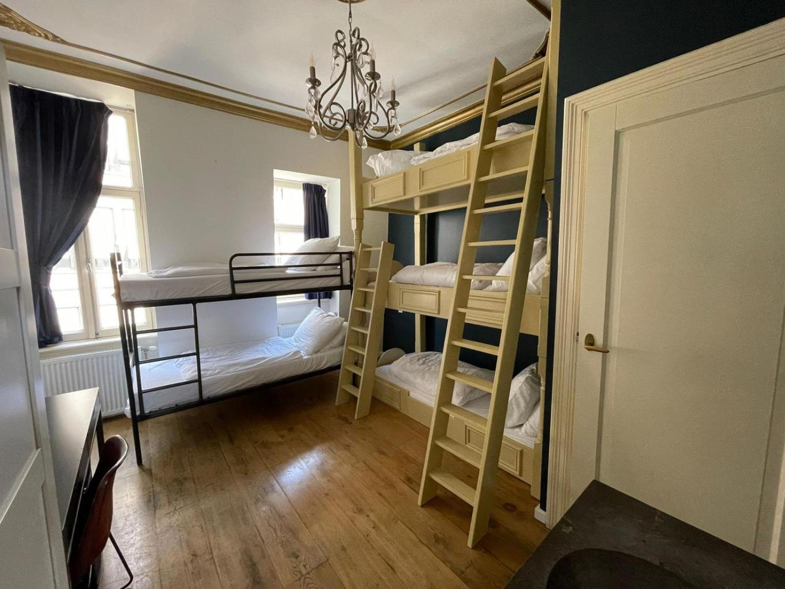 Bed in een Gemengde Slaapzaal met 6 Bedden