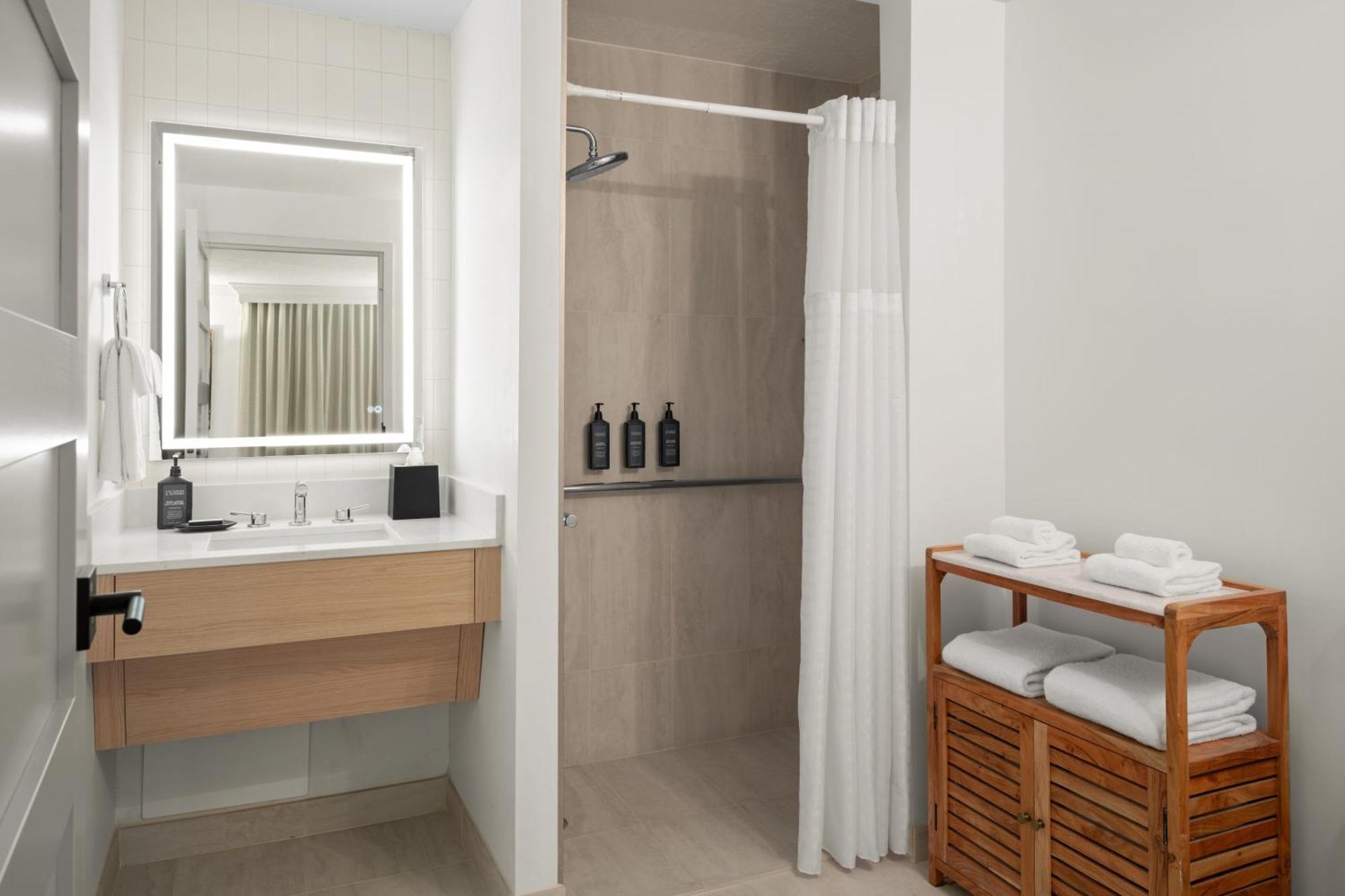 Guest room, 1 King, No view, Low floor
