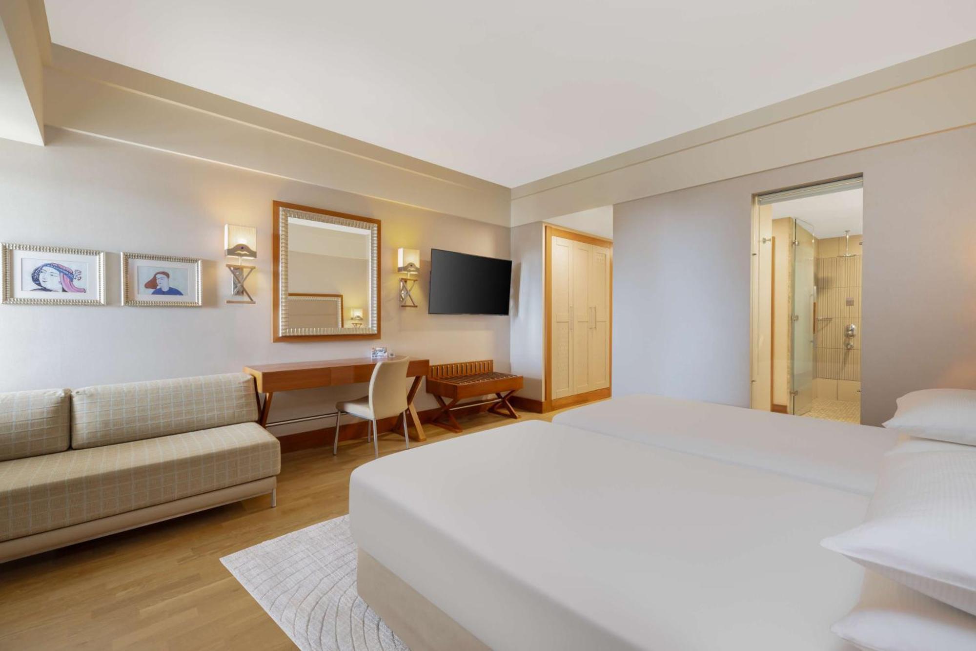 Zweibettzimmer mit Zugang zum Pool und Meerblick
