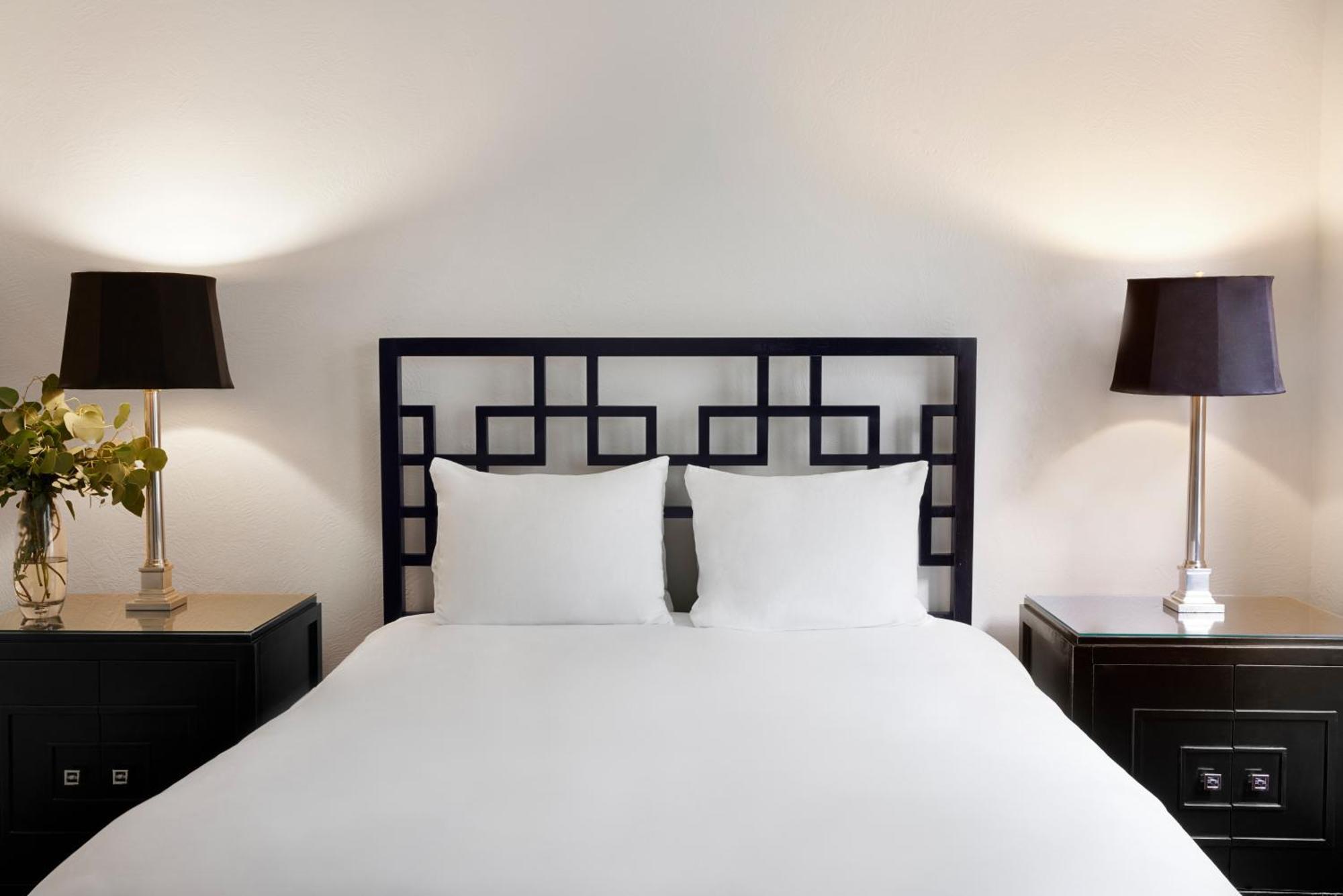 Corridor Queen Jr Suite