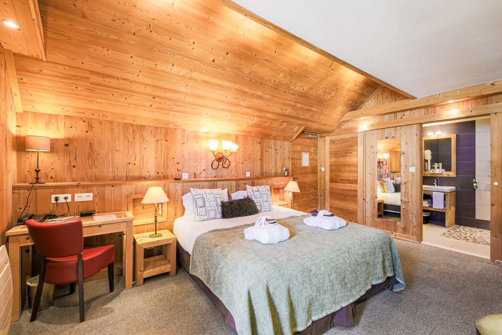 Chambre Lit King-Size avec Douche Accessible en Fauteuil Roulant - Adaptée aux Personnes à Mobilité Réduite