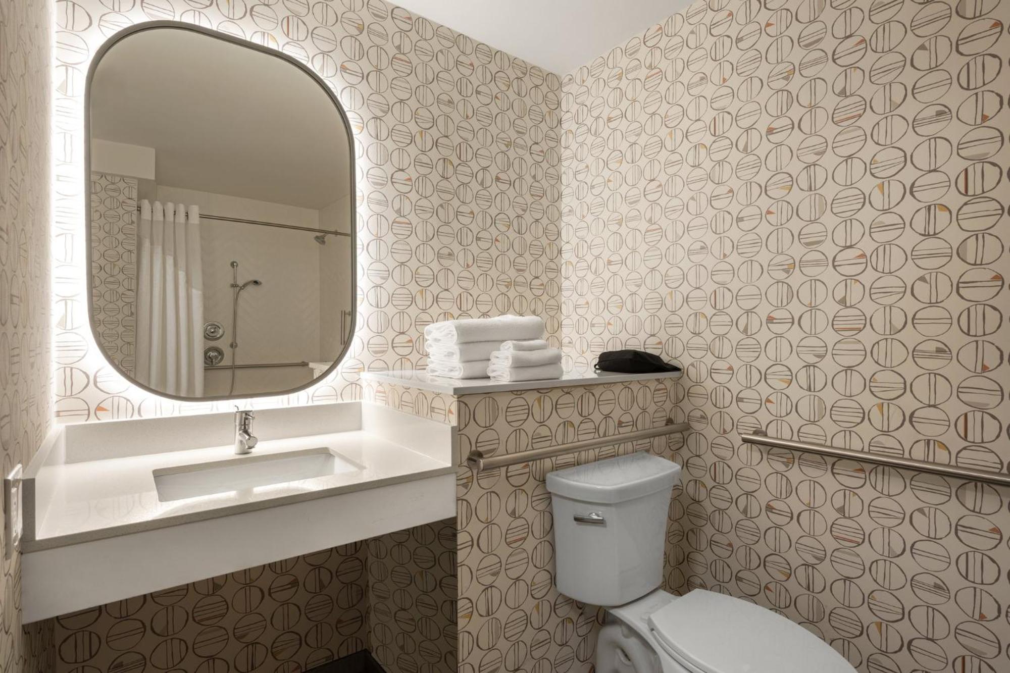 King Room with Roll in Shower - Hearing Accessible/Non-Smoking