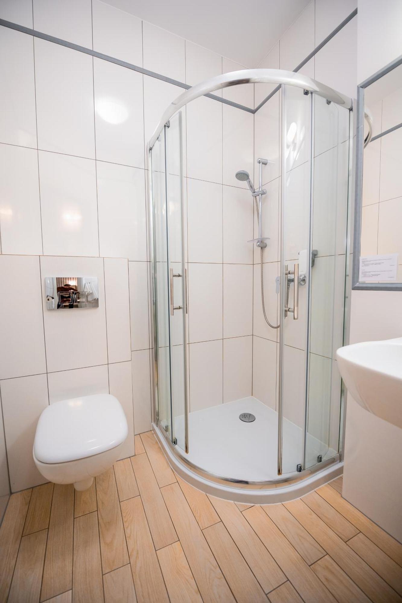 Camera Matrimoniale con Letto Supplementare e Bagno Privato