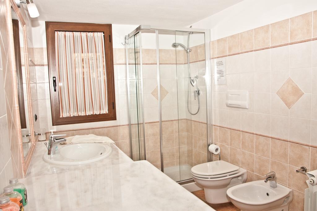 Camera Matrimoniale Piccola con Bagno in Comune