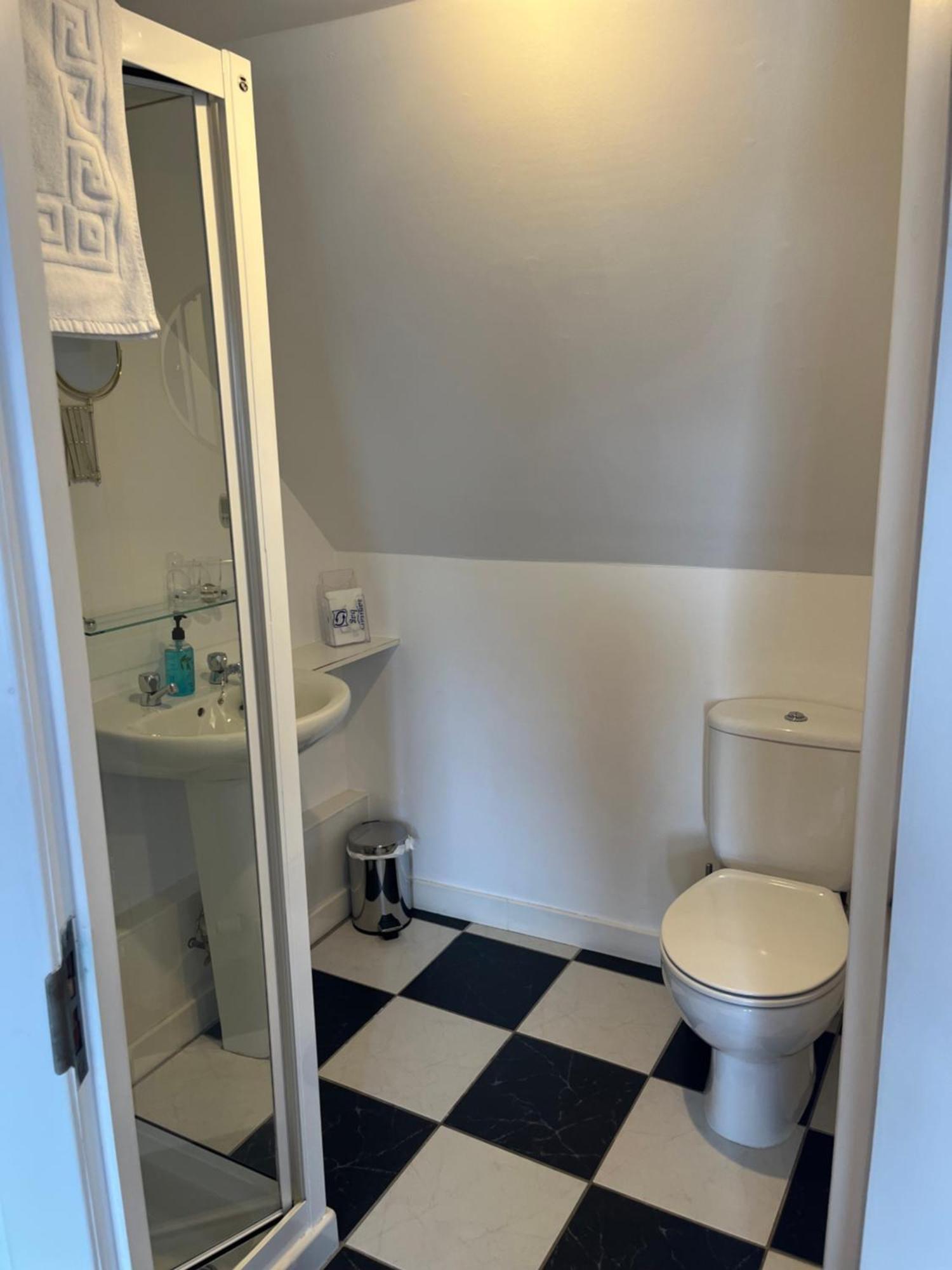 Tweepersoonskamer met 2 Aparte Bedden en Eigen Badkamer