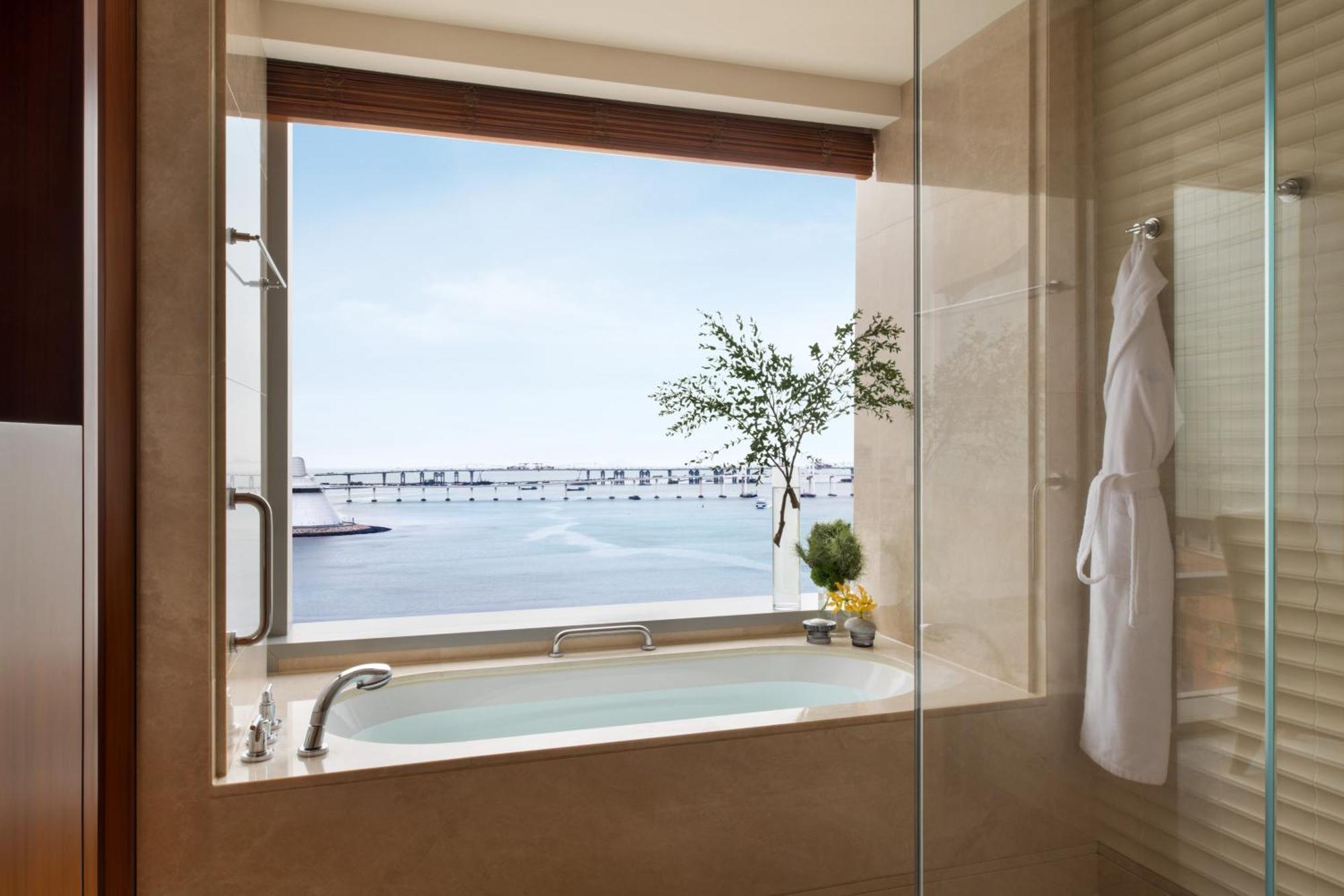 Mandarin Premier Kamer met Kingsize Bed en Uitzicht op de Zee en het Meer