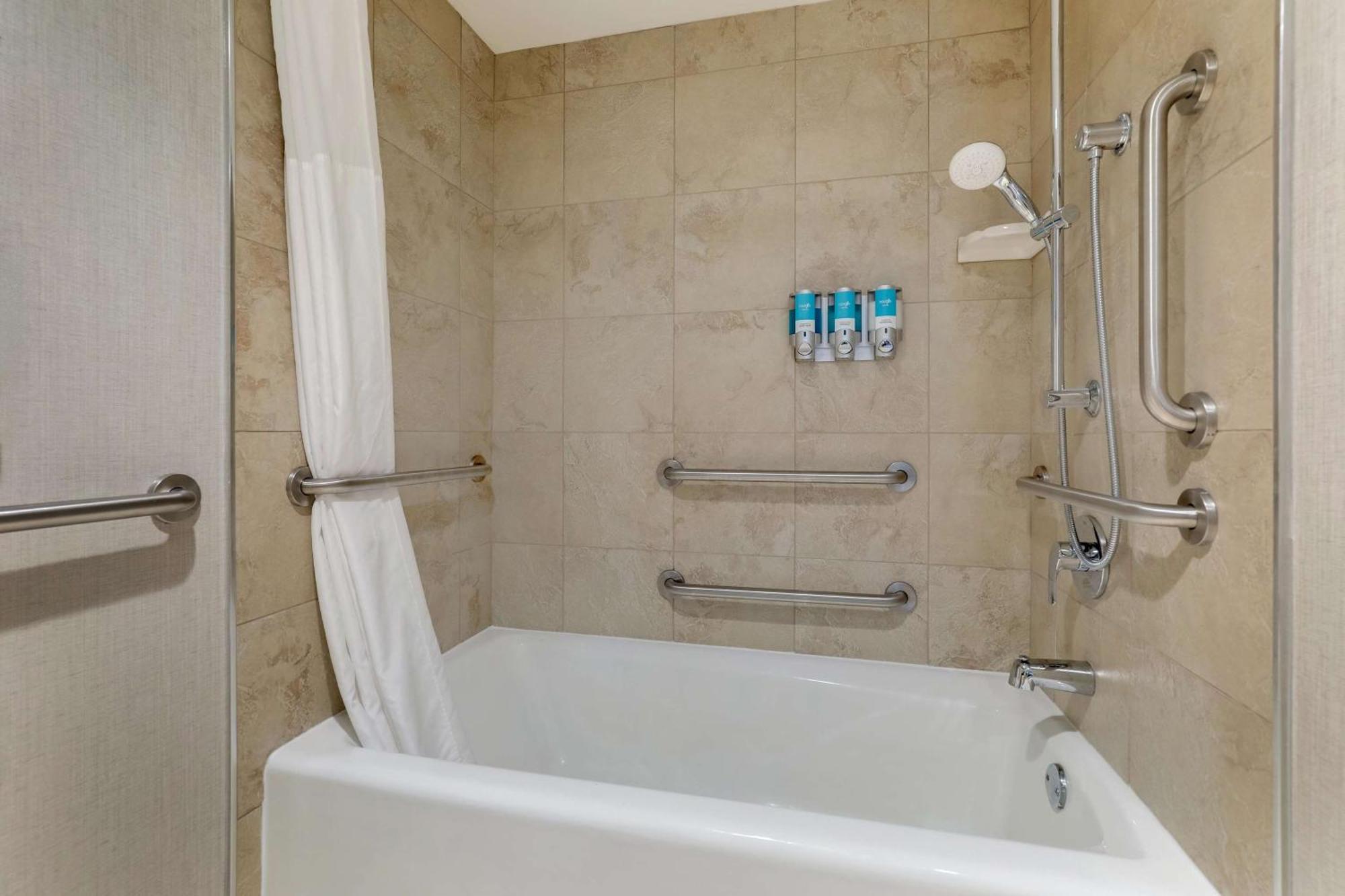 Deluxe Queen Room with Two Queen Beds - Accessible, Tub