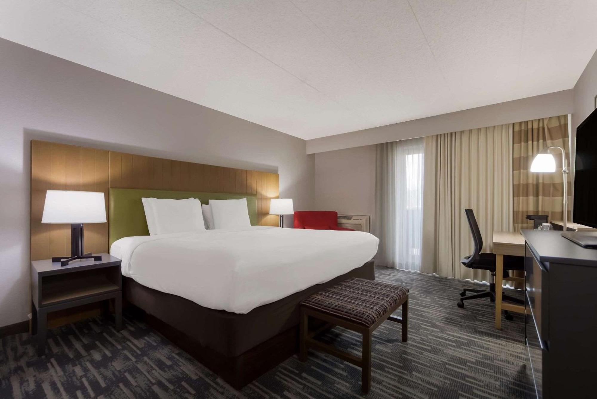 Deluxe King Room with Balcony - Non-Smoking