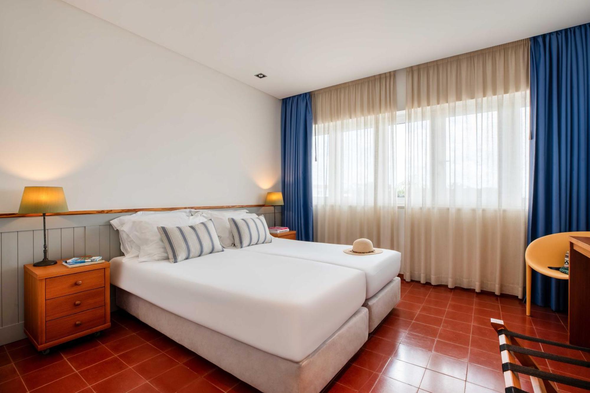 Apartamento com 3 Quartos, Varanda e Vista Piscina