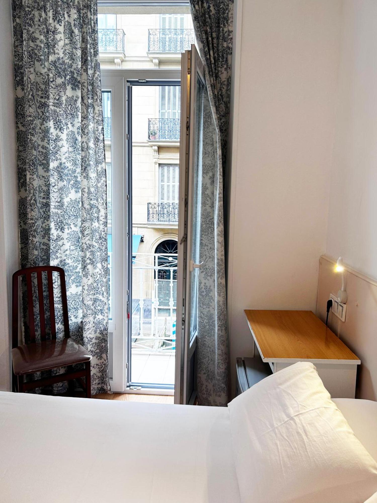 Kamer met Queensize Bed en Balkon