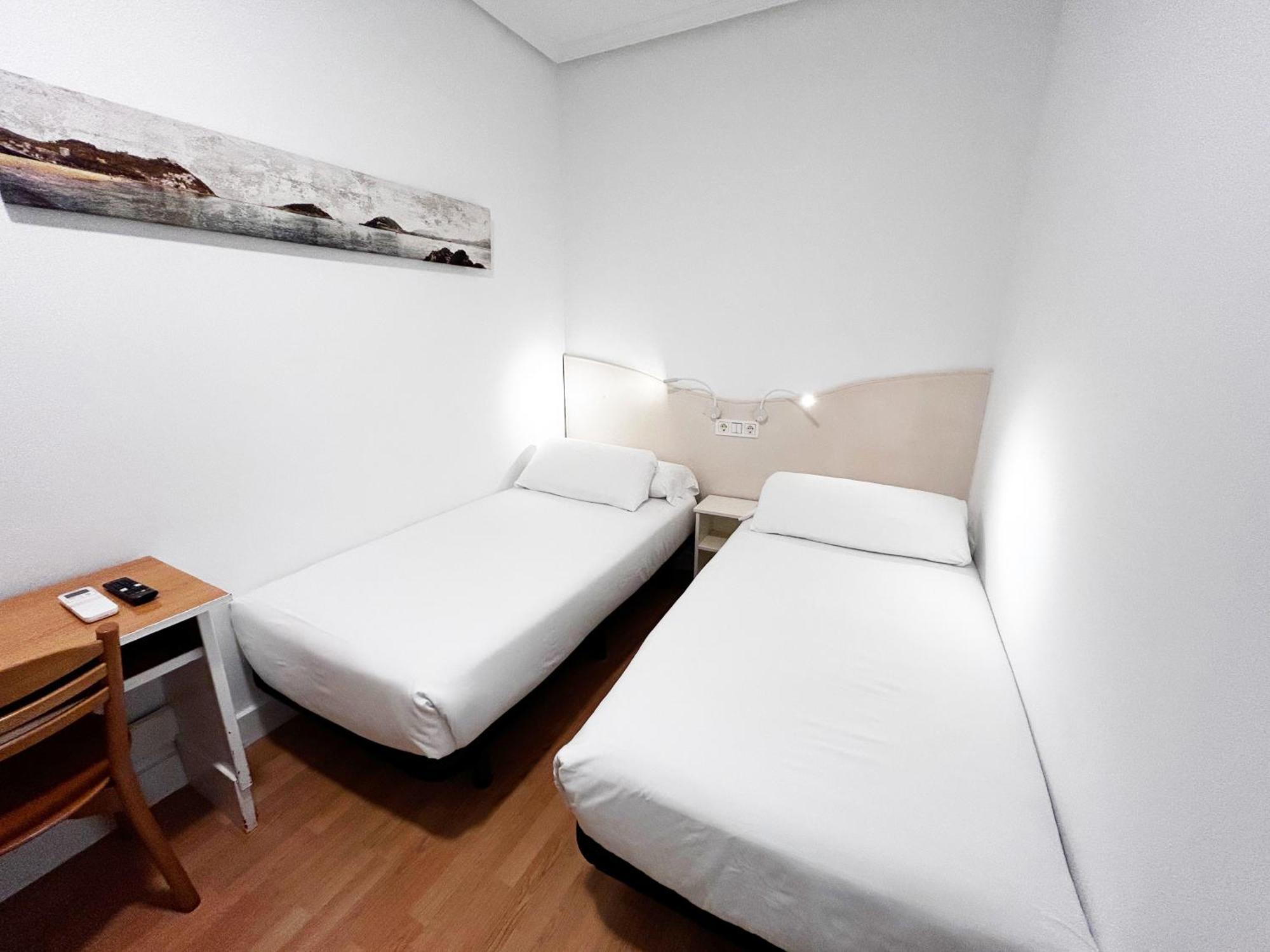 Kleine Tweepersoonskamer met 2 Aparte Bedden