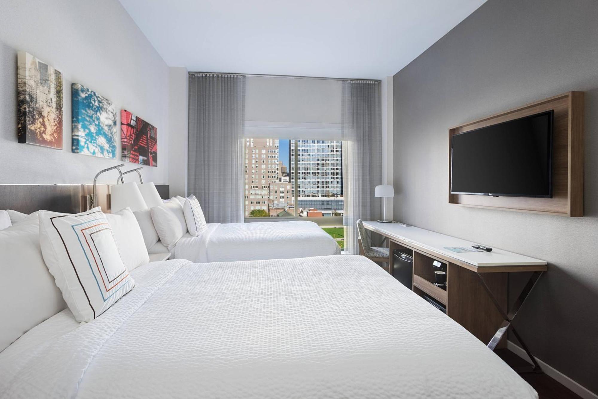Doppelzimmer mit 2 Doppelbetten und Stadtblick