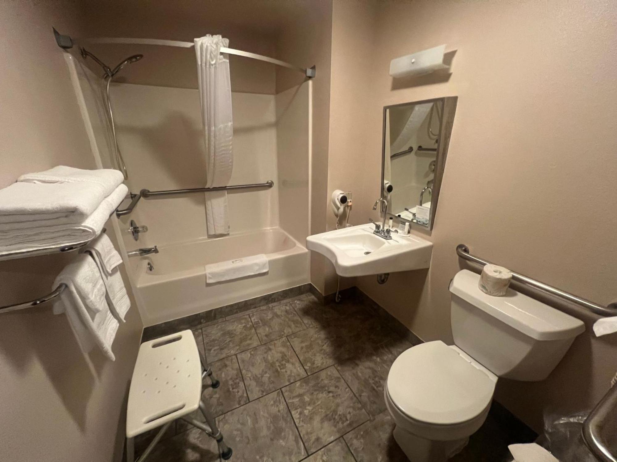Queen Room - Mobility Access/Non-Smoking