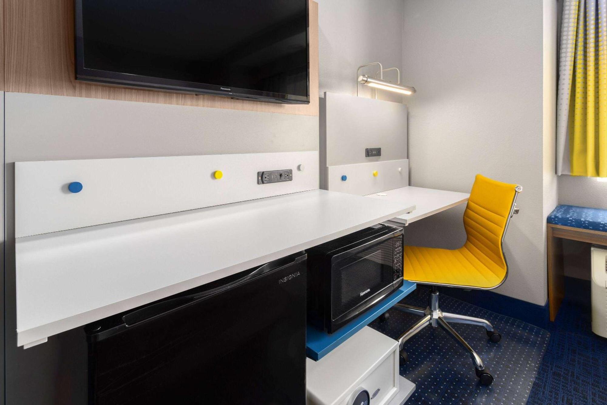 Queen Room - Disability Access - Non-Smoking