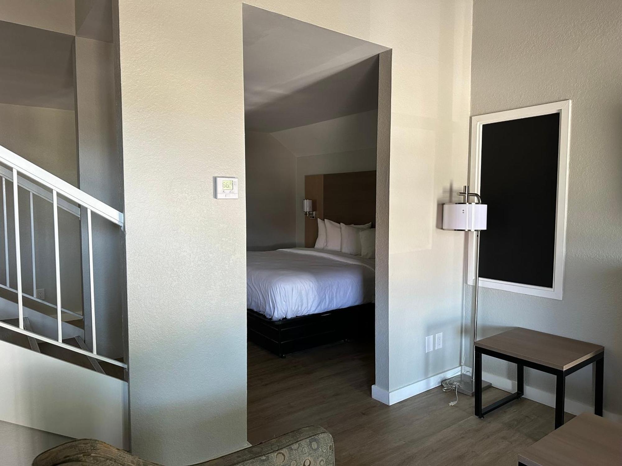 Deluxe  Suite. 2 King Beds and Sofa Bed, Top Floor/ Non Smoking