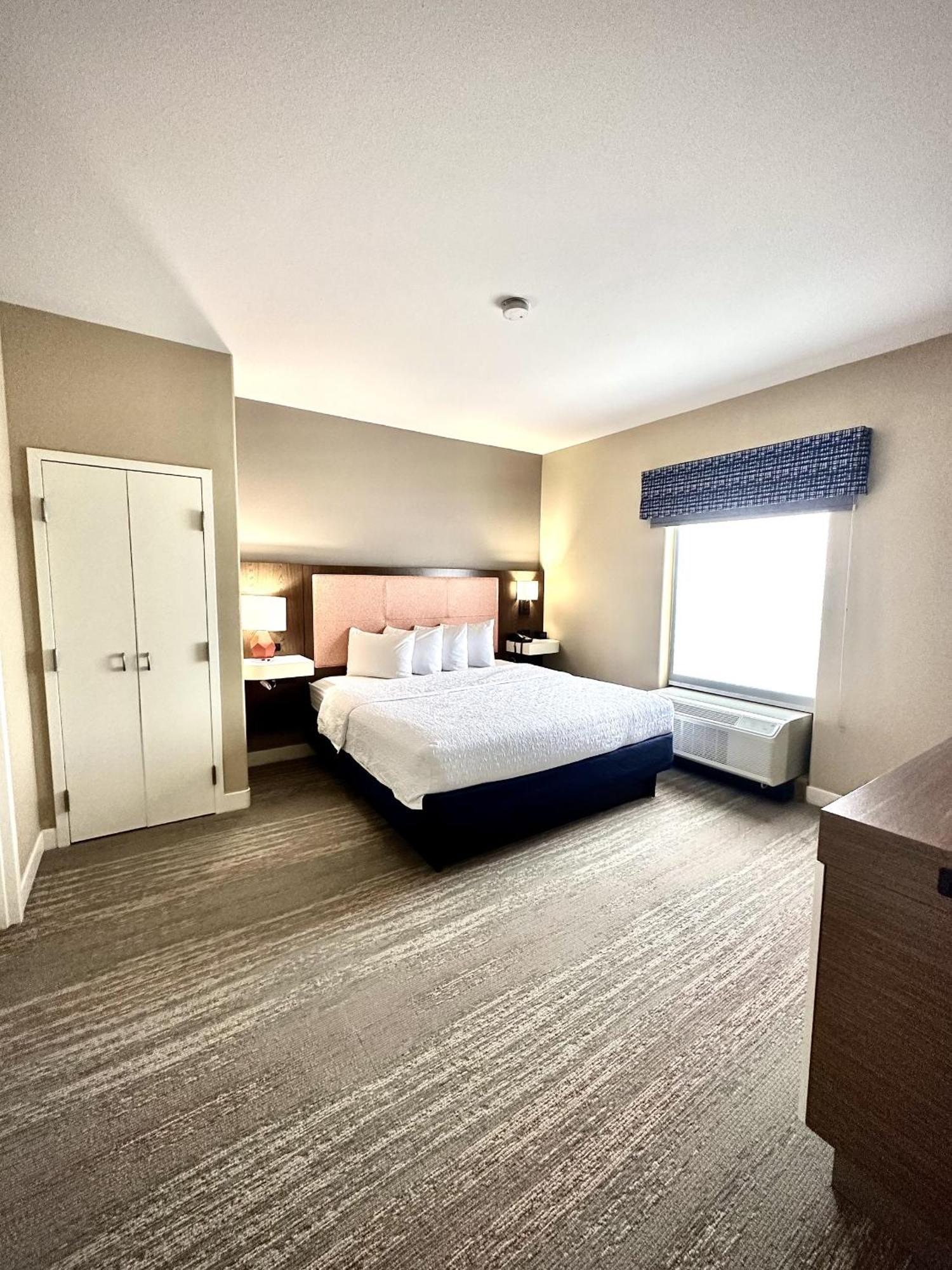 One-Bedroom King Suite - Non-Smoking