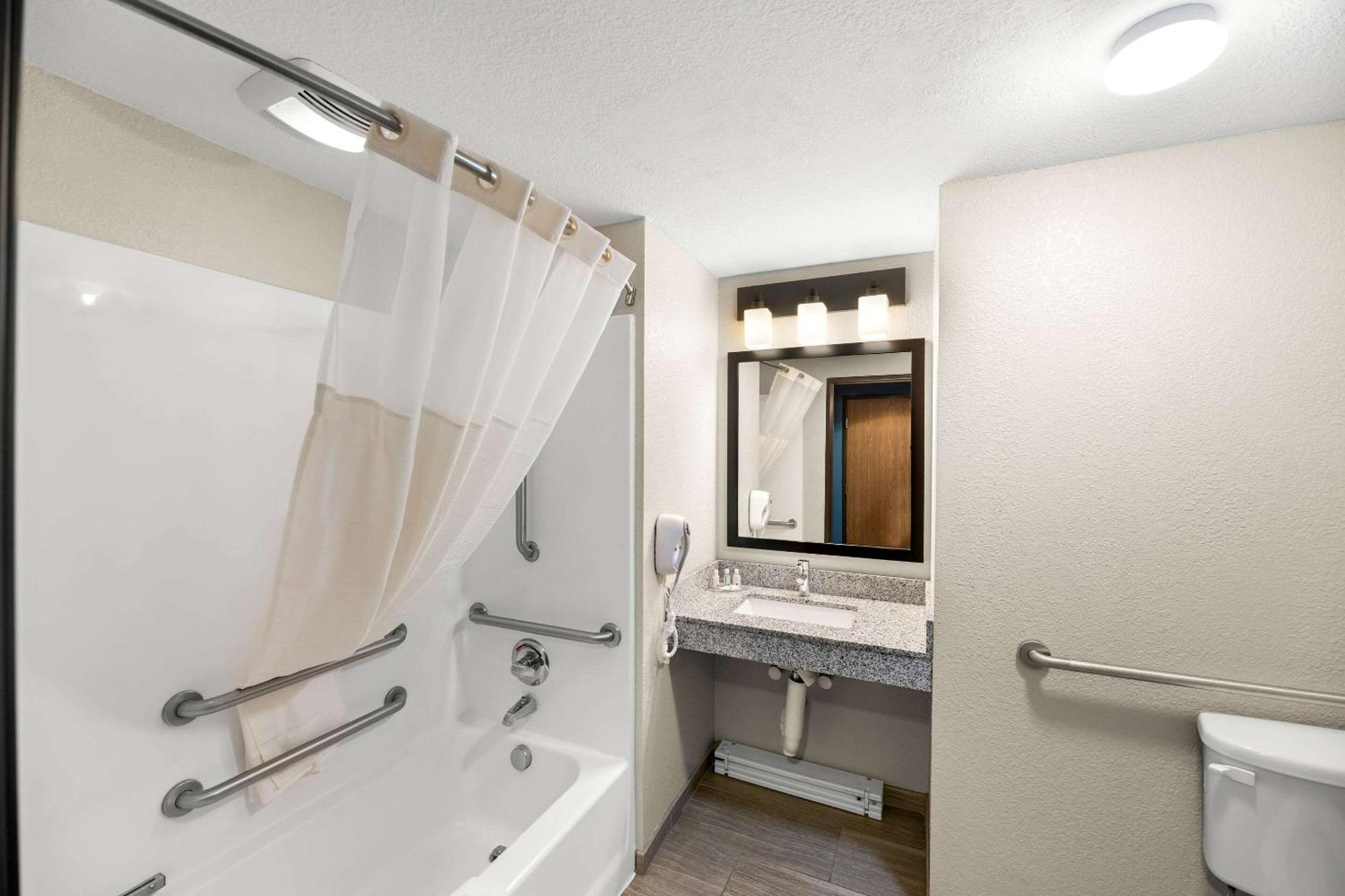 King Suite with Tub - Disability Access/Non Smoking