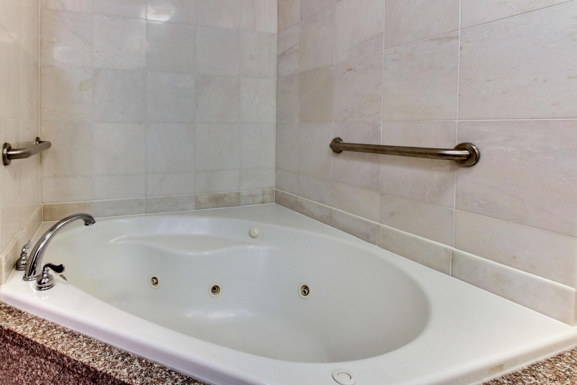 Deluxe King Room - Accessible, Tub