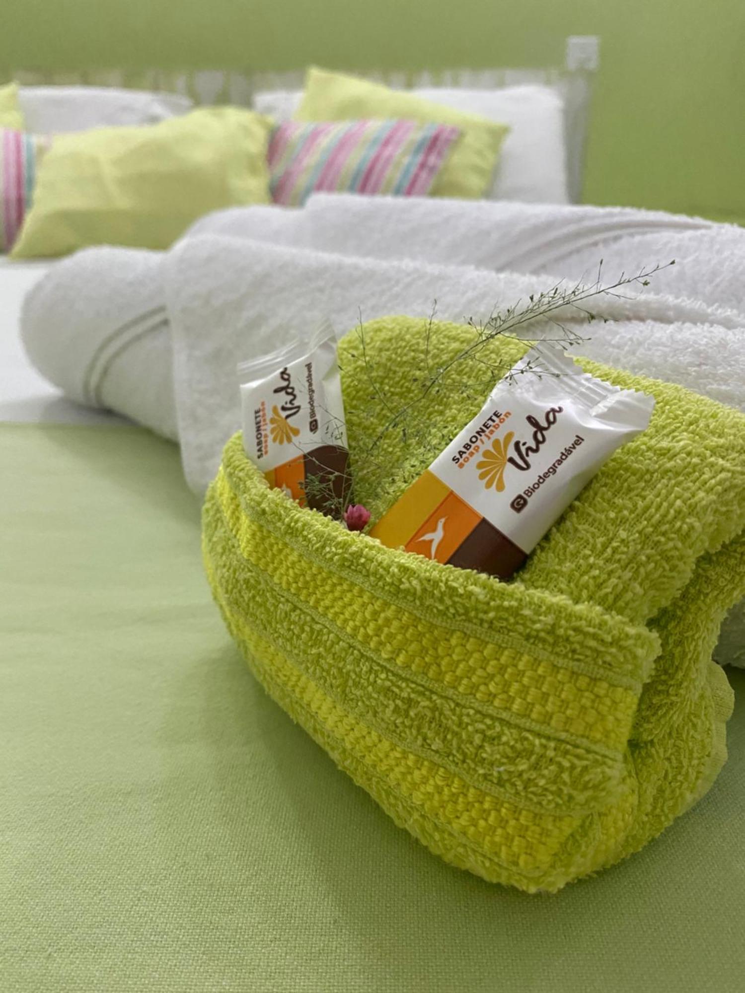 Quarto com Cama Queen-size e Vista da Piscina