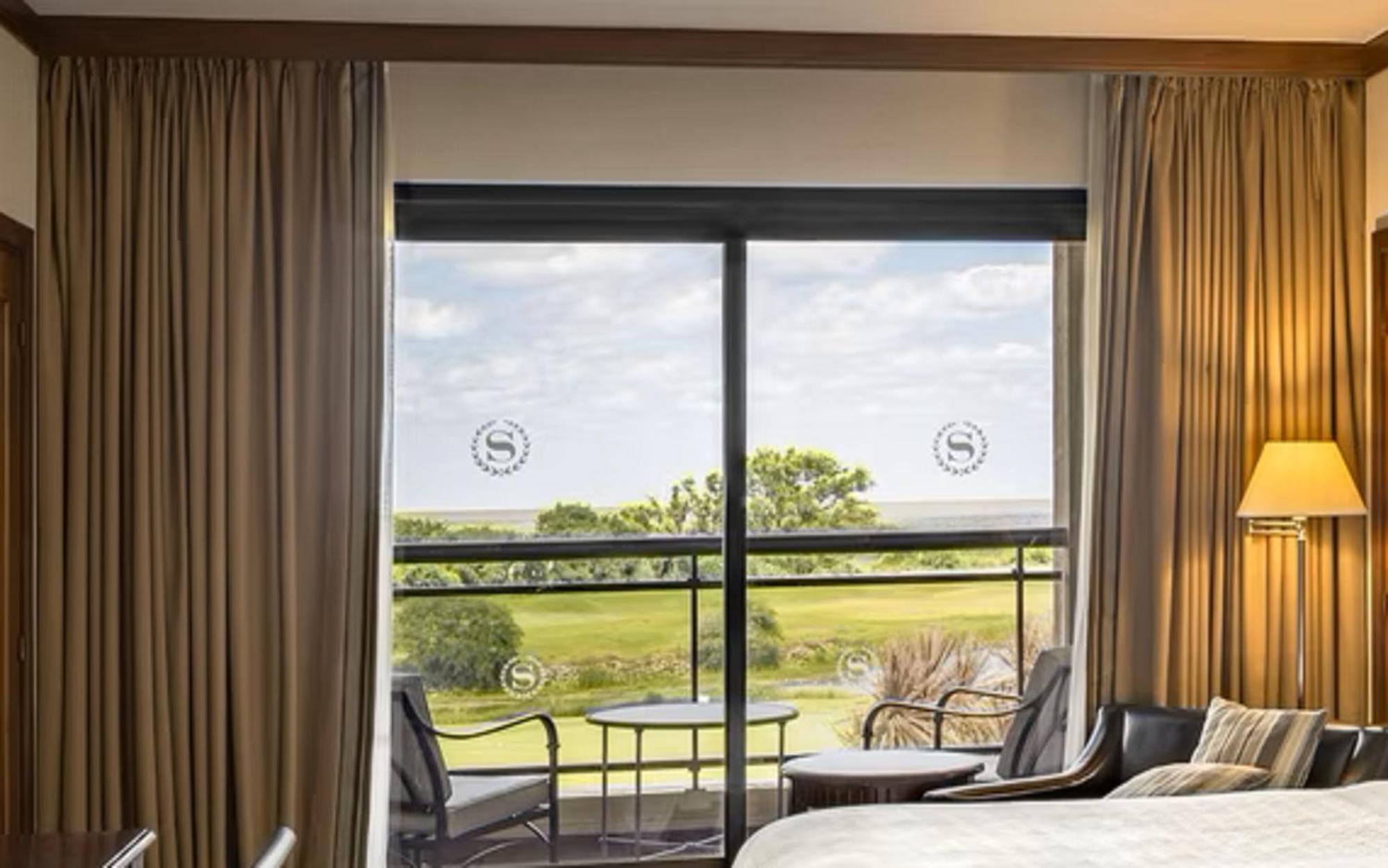 Quarto Deluxe com Cama King-size e Vista do Rio