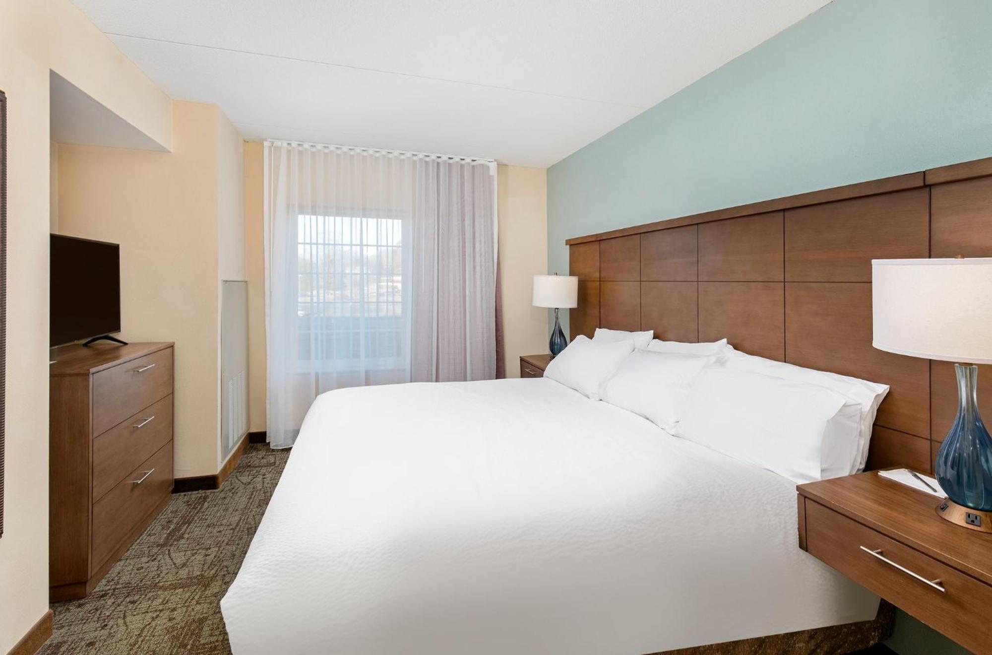 One-Bedroom King Suite with Hearing Accessible Tub